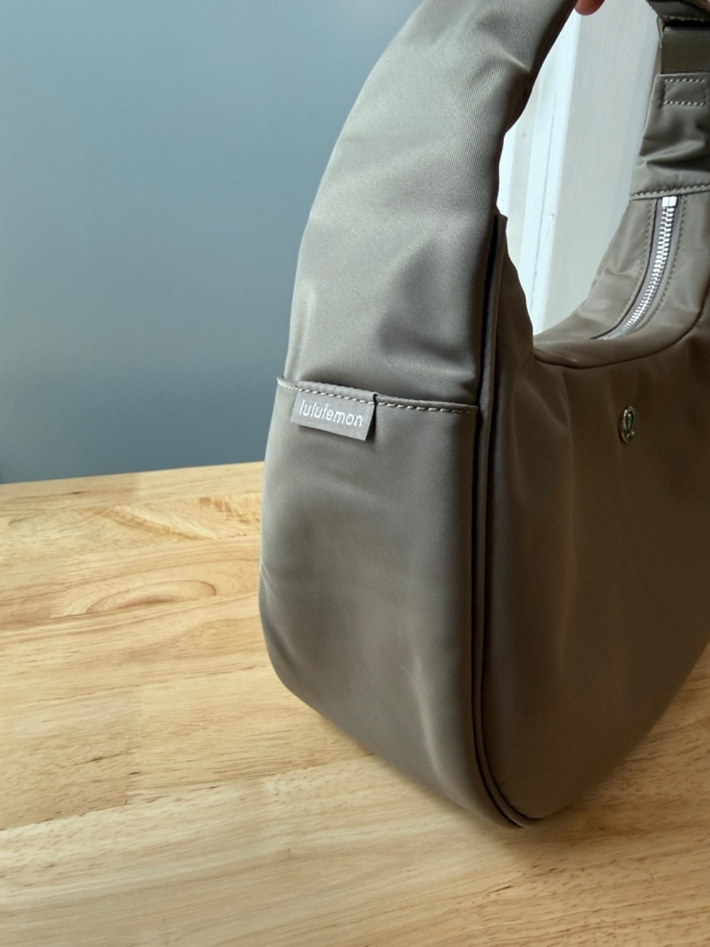 Lululemon City Essentials Shoulder Bag 4L - Picture 4 of 5